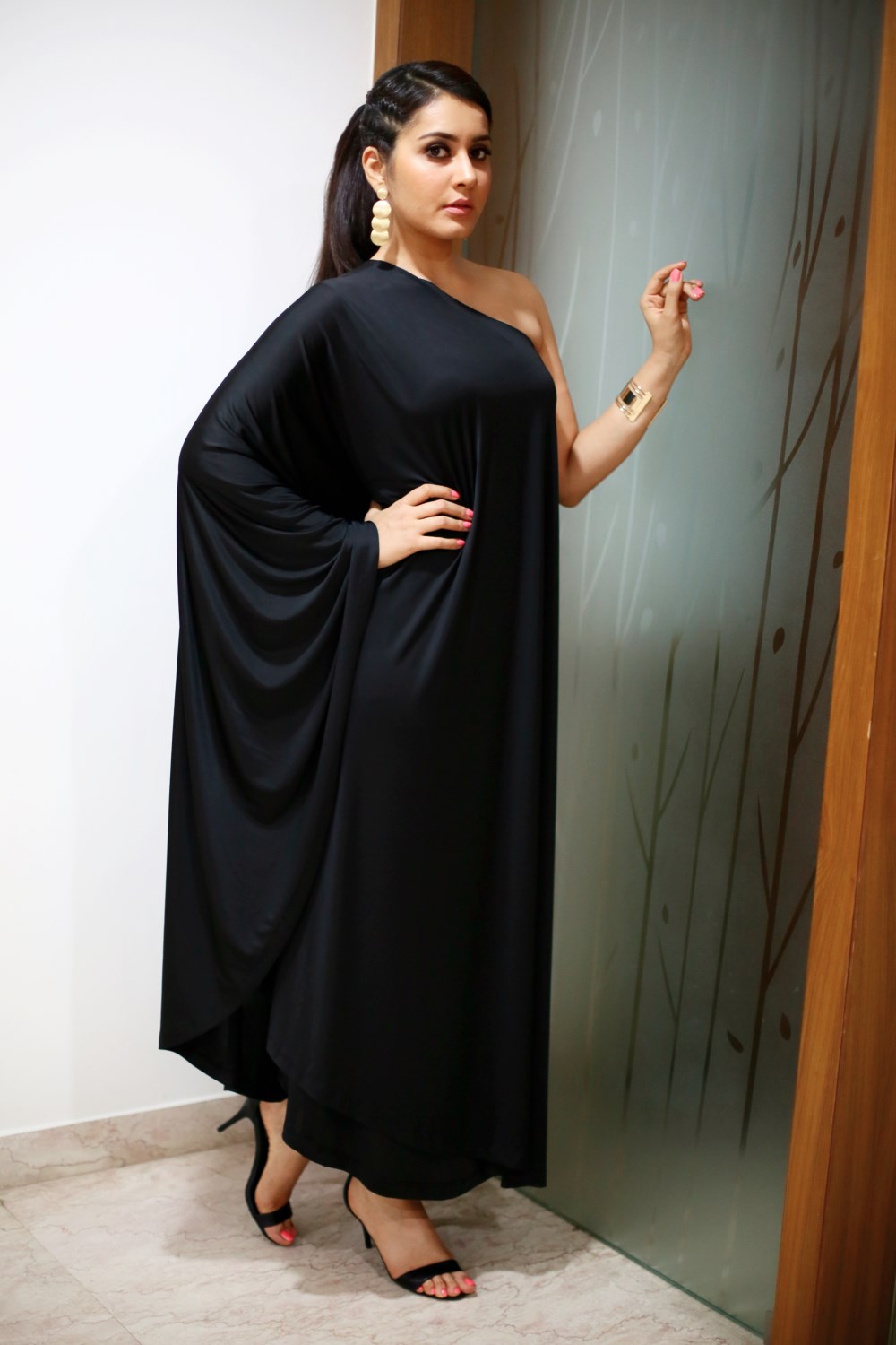 Actress Rasi Khanna Hot in Black Dress ULTRA HD Photos, Stills | Raashi ...